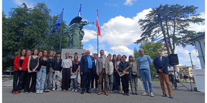 les-eleves-du-college-jean-monnet-de-saint-jorioz-devant-le-monument-aux-morts-d-annecy-ce-jeudi-27-mai-photo-le-dl-m-d-c-1748535799.jpg