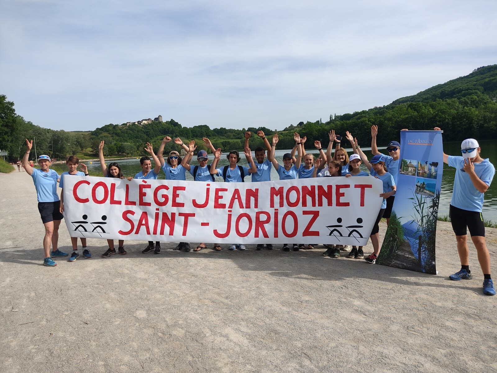 groupe avec banderole.jpg